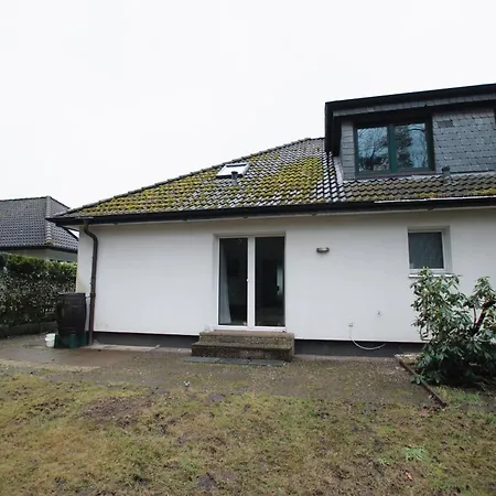 Modern House Half - Near Hamburg Airport Apartment *